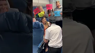 Pilot proposes to girlfriend using intercom and the help of passengers 🥹