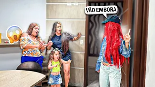 A MULHER DE CABELO VERMELHO EXPULSOU EU E MINHA FAMÍLIA DA MINHA CASA! * vamos embora