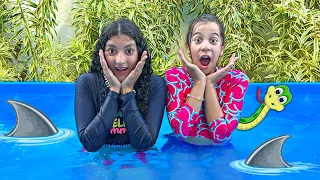 Sarah brinca e se diverte na piscina com sua amiga ! Funny Story for Kids with Friends