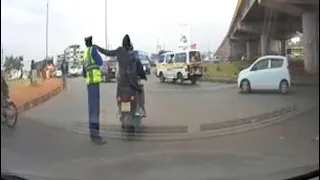 Thief snatches mobile phone from traffic police officer in Nairobi