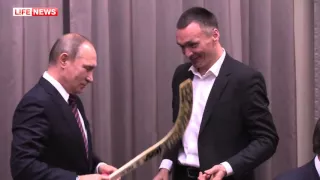 Владимир Путин пообещал попробовать поиграть в хоккей с мячом