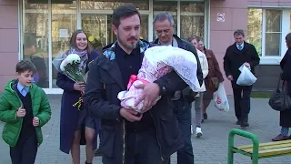 Выписка малыша из роддома. Москва 2019 Папа и трое сыновей приехали в роддом за мамой и сестрой.