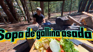 Asi se prepara una sopa de gallina y gallina asada al aire libre alas brazas