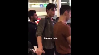 SHAWN MENDES ANXIOUS BECAUSE OF FANS AT AIRPORT | MendesLyrics