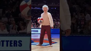 Grandma vs Harlem Globetrotters😨