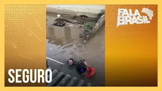 Morador é resgatado por buraco improvisado em Canoas (RS)