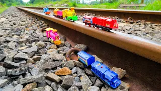 Drama Kereta Api Mainan Anjlok dari Rel dan Merakit 2 Kereta Multi Express - Kereta Uap Babaranjang