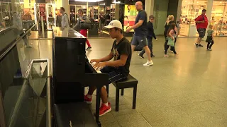 Queen - Don't Stop Me Now (Piano Cover) at St. Pancras Station, London, UK