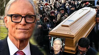 At Richard Chamberlain's tragic funeral! Our condolences to all Hollywood fans, goodbye Richard