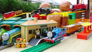 Thomas the Tank Engine ☆ Tidying up box & colorful rail Run on the wobbly bridge course