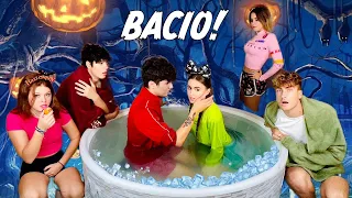 HO BACIATO UN RAGAZZO SCONOSCIUTO !!! *Gioco della bottiglia nell’acqua fredda*🥶- by Charlotte M.