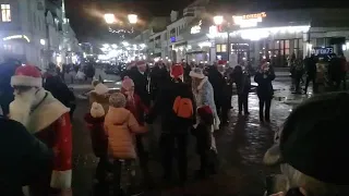 Деды Морозы заполонили улицы Бреста