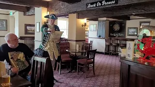 Bromsgrove Town Cryer reads out a statement regarding the death of our Queen. the Hanbury Turn Pub.