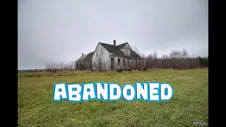 Exploring A Decrepit Abandoned Farm House in Rural New Brunswick!