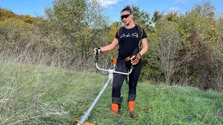 My girlfriend and Stihl Fs 560-C with 350 mm brush knife in dry grass.