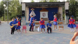 танцевальная группа Непоседы танец На заваленке