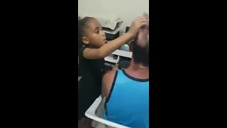 Katlen Emanuelle a melhor cabeleireira mirim do mundo veja ai.