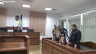 Адвокат порушує порядок судового розгляду та самовільно відвідує зал судового засідання