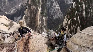 The most dangerous cliff climbing😱Huashan, China, Amazing natural landscape