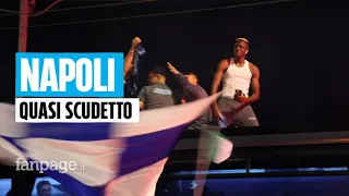 La festa Scudetto dei tifosi del Napoli a Capodichino: giocatori impazziti sul tetto del bus