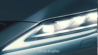 Les feux adaptatifs Lexus AHS BladeScan projettent une source lumineuse LED sur deux miroirs