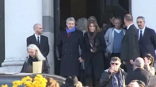 Invites VIP a la sortie des obsèques de Philippe Gildas au Pere Lachaise a Paris