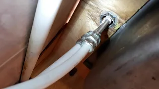 Металлопластик вместо  шлангов на смеситель.Plastic instead of hoses on the mixer.