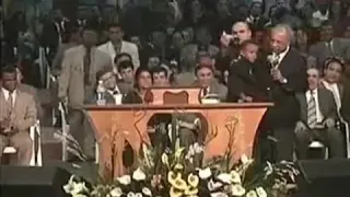 Pastor entrega recado a Jotta A - Gideões