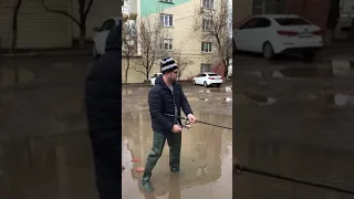 Мужик в Астрахани в луже поймал Сазана