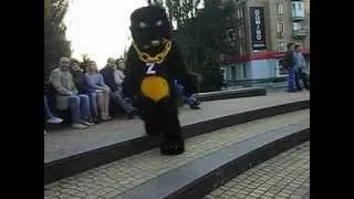 Медвед выплясывает на бульваре Пушкина!))