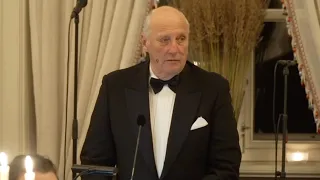 Kong Harald taler under middag for idrettsutøvere