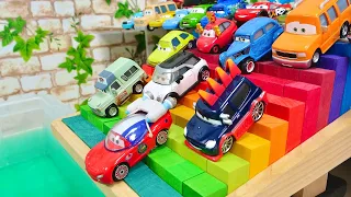 Cars miniature car rolls down colorful rainbow-colored stairs and falls into the water♪