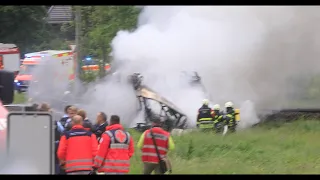 Zug rammt Bus - dieser geht in Flammen auf! Mehrere zum Teil Schwerverletzte!