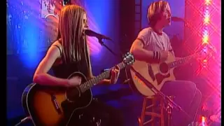 Avril Lavigne - Don't Tell Me live @ Today Show Weekend [05-23-2004] [HQ]