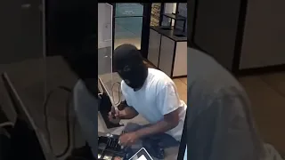 Armed suspect robs Taco Bell in Houston, Texas