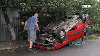 ДТП у Рівному: від удару автомобіль перекинувся на дах