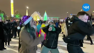 Новогодний салют на площади Азатлык в Набережных Челнах.