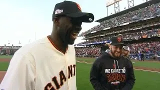 CHC@SF Gm4: Draymond Green throws out the first pitch