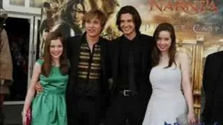 Ben Barnes & Anna Popplewell-Kiss The Girl