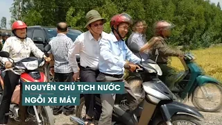 Nguyên chủ tịch nước ngồi xe máy đi kiểm tra cầu và trao quà cho học sinh