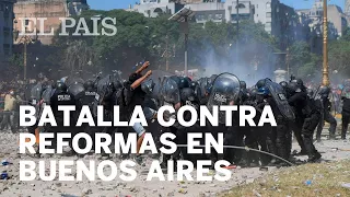 Batalla campal en Buenos Aires para frenar la reforma de las pensiones | España
