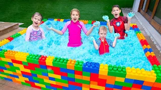 Kinder lernen im Pool schwimmen und spielen mit Wasserspielzeug 💦 Vania Mania DE