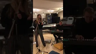 Nyusha / Нюша - отрывок НОВОЙ ПЕСНИ (Live, акустический концерт в Instagram)