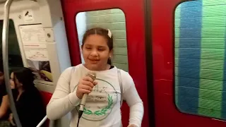 Niña cantando ya te olvide en el metro de Caracas Venezuela (talento Venezolano)