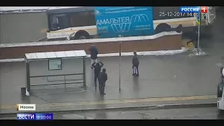 Автобус въехал в подземный переход у метро в Москве