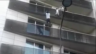 Мигрант спас малыша, вскарабкавшись по балконам в Париже