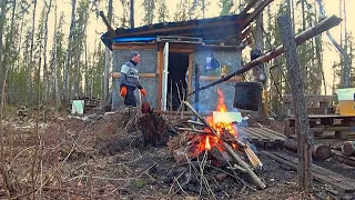 Второй день на озере. Ловим рыбу на сети. Готовим юшку из голов щук на костре. Тайга. Рыбалка.