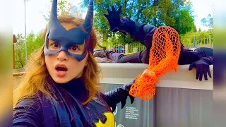 BATMAN vs BATGIRL ,troviamo la cura - video interattivo - by Charlotte M.