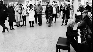 Cameron plays Nuvole Bianchi by Ludovico Einaudi at St Pancras on Piano