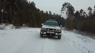 Toyota Sprinter Carib по лесным дорожкам.